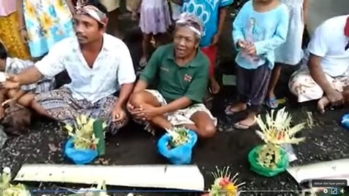 Tradisi Gocek Taluh di Karangasem, Bali.