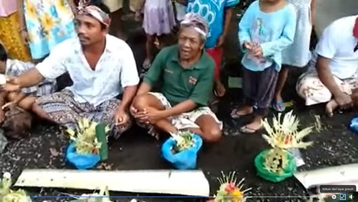 Tradisi Gocek Taluh di Karangasem, Bali. Tradisi Gocek Taluh di Karangasem, Bali.
