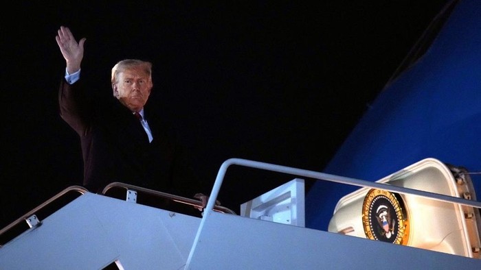Trump saat menaiki pesawat kepresidenan AS, Air Force One, untuk melakukan penerbangan ke kawasan Asia JOINT BASE ANDREWS, MARYLAND - OCTOBER 24: U.S. President Donald Trump boards Air Force One on October 24, 2025 at Joint Base Andrews, Maryland. Trump is traveling to Malaysia for the Association of Southeast Asian Nations summit (ASEAN), Japan, and to South Korea for the Asia-Pacific Economic Cooperation forum (APEC).   Andrew Harnik/Getty Images/AFP (Photo by Andrew Harnik / GETTY IMAGES NORTH AMERICA / Getty Images via AFP)