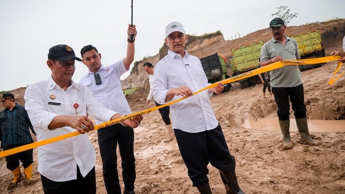 Wagub Banten Dimyati Natakusumah menutup tambang ilegal di dekat Pintu Tol Rangkasbitung.