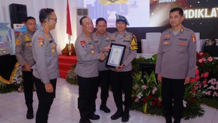 Wakapolri Komjen Dedi Prasetyo memberikan penghargaan Bhabinkamtibmas Inspiratif kepada Aipda Rahmat, Anggota Polres Bojonegoro. Wakapolri Komjen Dedi Prasetyo memberikan penghargaan Bhabinkamtibmas Inspiratif kepada Aipda Rahmat, Anggota Polres Bojonegoro.