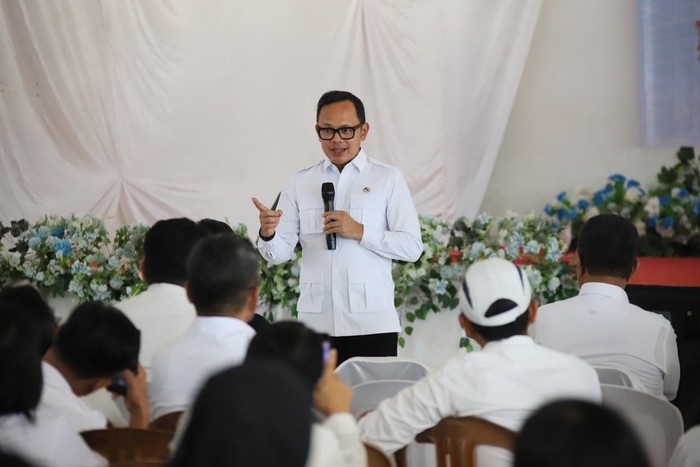 Wakil Menteri Dalam Negeri (Wamendagri) Bima Arya Sugiarto saat memberikan pengarahan kepada ASN Pemkab Poso di Banua Pogombo, Kabupaten Poso, Sulawesi Tengah, Jumat (24/10). Wakil Menteri Dalam Negeri (Wamendagri) Bima Arya Sugiarto saat memberikan pengarahan kepada ASN Pemkab Poso di Banua Pogombo, Kabupaten Poso, Sulawesi Tengah, Jumat (24/10).
