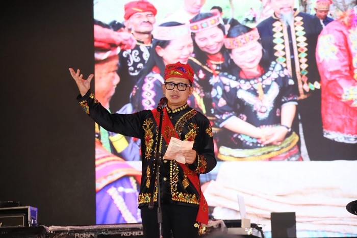 Wakil Menteri Dalam Negeri (Wamendagri) Bima Arya Sugiarto saat membuka Festival Danau Poso 2025 yang mengusung tema βRhythm of Diversity in Matia Ndanoβ di Kota Wisata Tentena, Kabupaten Poso, Sulawesi Tengah (Sulteng), Jumat (24/10) malam. Wakil Menteri Dalam Negeri (Wamendagri) Bima Arya Sugiarto saat membuka Festival Danau Poso 2025 yang mengusung tema βRhythm of Diversity in Matia Ndanoβ di Kota Wisata Tentena, Kabupaten Poso, Sulawesi Tengah (Sulteng), Jumat (24/10) malam.