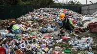 Sejumlah warga beraktivitas di kawasan TPS 3R Paritohan, Toba dan Bank Sampah Berseri, Kuala Tanjung, Sumatera Utara, Sabtu (25/10/2025).