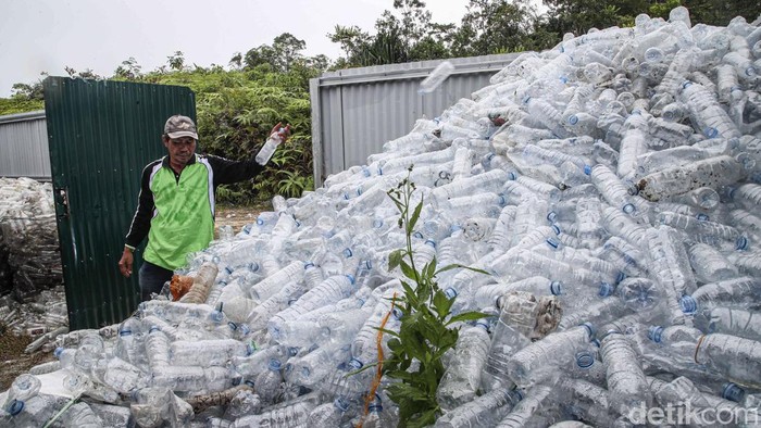 Warga Sumut Ubah Sampah Jadi Sumber Rezeki Sejumlah warga beraktivitas di kawasan TPS 3R Paritohan, Toba dan Bank Sampah Berseri, Kuala Tanjung, Sumatera Utara, Sabtu (25/10/2025).