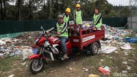 Sampah organik diolah menjadi pupuk kompos untuk tanaman, sementara sampah anorganik seperti plastik dan kaleng diubah menjadi kerajinan tangan yang bernilai jual. Beberapa kelompok ibu rumah tangga bahkan sudah mampu memproduksi kantong kertas. Hasilnya juga memberikan penghasilan tambahan bagi keluarga.