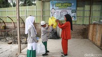Sementara di desa-desa, warga bersama-sama membentuk bank sampah yang menjadi wadah pengumpulan dan pengelolaan sampah bernilai. Kegiatan gotong royong membersihkan sungai, jalan, dan taman kembali menjadi kebiasaan positif yang menumbuhkan rasa kebersamaan.