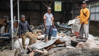 Masyarakat mulai memahami bahwa menjaga lingkungan bukan hanya soal kebersihan, tetapi juga tentang masa depan bumi dan kesejahteraan bersama.