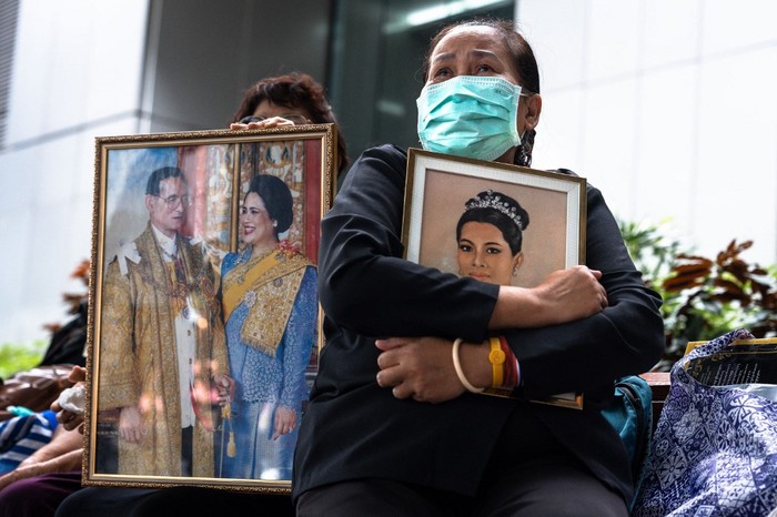 Warga Thailand memeluk foto mendiang Ibu Suri Sirikit saat memberikan penghormatan terakhir di depan Rumah Sakit Chulalongkorn, Bangkok Thai mourner Pattamaporn Kaewpreyakorn (R) holds a portrait of Thailands former queen Sirikit in front of Chulalongkorn Hospital in Bangkok on October 25, 2025. Thailands former Queen Sirikit, the mother of the current King Vajiralongkorn and wife of the nations longest-reigning monarch, died late on October 24 at the age of 93, the palace said. (Photo by Chanakarn Laosarakham / AFP)