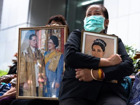 Warga Thailand memeluk foto mendiang Ibu Suri Sirikit saat memberikan penghormatan terakhir di depan Rumah Sakit Chulalongkorn, Bangkok Thai mourner Pattamaporn Kaewpreyakorn (R) holds a portrait of Thailand's former queen Sirikit in front of Chulalongkorn Hospital in Bangkok on October 25, 2025. Thailand's former Queen Sirikit, the mother of the current King Vajiralongkorn and wife of the nation's longest-reigning monarch, died late on October 24 at the age of 93, the palace said. (Photo by Chanakarn Laosarakham / AFP)
