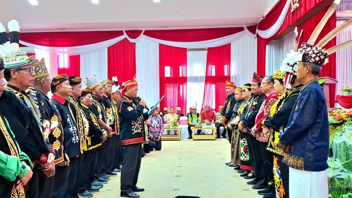 11 lembaga adat yang mewakili suku Dayak, Tidung, dan Bulungan menitipkan harapan besar untuk pengesahan Rancangan Undang-Undang (RUU) Masyarakat Adat kepada DPR RI Dapil Kaltara. (Oktavian Balang/detikKalimantan) 11 lembaga adat yang mewakili suku Dayak, Tidung, dan Bulungan menitipkan harapan besar untuk pengesahan Rancangan Undang-Undang (RUU) Masyarakat Adat kepada DPR RI Dapil Kaltara. (Oktavian Balang/detikKalimantan)