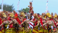 Penari Gandrung mementaskan tarian kolosal pada Festival Gandrung Sewu 2025 di Pantai Marina Boom Banyuwangi, Jawa Timur. Foto: ANTARA FOTO/Budi Candra Setya