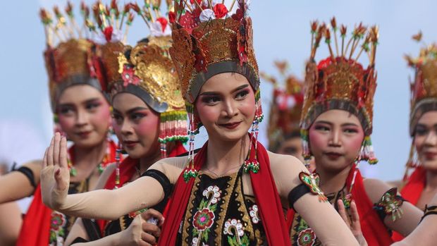 Penari Gandrung mementaskan tarian kolosal pada Festival Gandrung Sewu 2025 di Pantai Marina Boom Banyuwangi, Jawa Timur, Sabtu (25/10/2025). Gelaran Gandrung Sewu yang masuk dalam Kharisma Event Nusantara (KEN) tersebut melibatkan 1.300 penari dengan mengangkat tema Selendang Sang Gandrung yang bermakna tentang warisan budaya, cinta kasih dan perjuangan masyarakat Osing dalam pelestarian tradisi. ANTARA FOTO/Budi Candra Setya/nym.