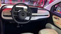 Interior mobil ini mengadopsi layar sentuh mengambang (floating touchscreen) dan panel instrumen LCD. Tuas persneling terletak di belakang kemudi. Kendaraan ini tidak memiliki  konsol tengah sehingga ruang antara pengemudi dan penumpang lebih luas.  Foto: Carnewschina
