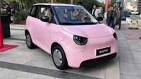 Aishang A100C memiliki motor listrik tunggal di belakang bertenaga 35 kW dan torsi 83 Nm. Mobil ini ditenagai oleh baterai LFP buatan China dengan kapasitas 17,65 kWh. Sekali cas sampai penuh, diklaim mobil ini bisa melaju sejauh 220 km (CLTC). Foto: Carnewschina