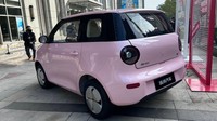 Khas mobil perkotaan China, mobil ini hadir dengan warna-warna nyentrik. Fitur A100C lainnya termasuk gagang pintu konvensional, intake udara di bumper depan, dan lampu belakang melingkar.  Foto: Carnewschina