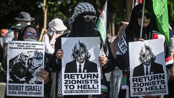 Aksi Solidaritas untuk Palestina Warnai Depan Kedubes AS di Jakarta Massa dari sejumlah organisasi mengikuti aksi solidaritas untuk Palestina di depan Kedubes AS, Jakarta, Minggu (26/10/2025). Aksi tersebut sebagai bentuk keprihatinan atas konflik di Gaza yang menewaskan lebih dari 65 ribu warga Palestina sejak Oktober 2023 hingga September 2025 sekaligus menyoroti sulitnya akses bantuan kemanusiaan ke wilayah konflik serta peran Amerika Serikat yang dinilai menghambat upaya diplomasi di forum internasional. ANTARA FOTO/Fauzan/bar
