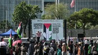 Massa dari sejumlah organisasi mengikuti aksi solidaritas untuk Palestina di depan Kedubes AS, Jakarta, Minggu (26/10/2025).  Foto: ANTARA FOTO/Fauzan