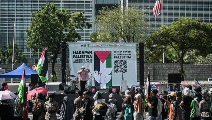 Aksi Solidaritas untuk Palestina Warnai Depan Kedubes AS di Jakarta Massa dari sejumlah organisasi mengikuti aksi solidaritas untuk Palestina di depan Kedubes AS, Jakarta, Minggu (26/10/2025). Aksi tersebut sebagai bentuk keprihatinan atas konflik di Gaza yang menewaskan lebih dari 65 ribu warga Palestina sejak Oktober 2023 hingga September 2025 sekaligus menyoroti sulitnya akses bantuan kemanusiaan ke wilayah konflik serta peran Amerika Serikat yang dinilai menghambat upaya diplomasi di forum internasional. ANTARA FOTO/Fauzan/bar