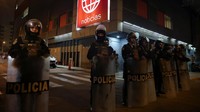 Petugas kepolisian berjaga di sekitar area demonstrasi di Lima, Peru, saat situasi politik dan keamanan negara itu terus memanas. Foto: REUTERS/Sebastian Castaneda