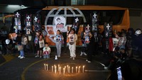 Para pengunjuk rasa membawa peti mati kardus yang melambangkan mereka yang tewas dalam bentrokan baru-baru ini dan mengheningkan cipta selama satu menit untuk Eduardo Ruiz Sanz, seorang rapper yang tewas tertembak dalam protes pada 15 Oktober. Foto: REUTERS/Sebastian Castaneda
