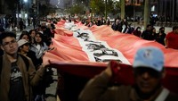 Pawai tersebut, yang diikuti oleh keluarga korban dan kelompok sosial, menargetkan media dan gedung legislatif, dengan para demonstran menuduh Jeri mendukung undang-undang kontroversial dan gagal meredam kekerasan polisi. Foto: REUTERS/Angela Ponce