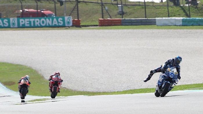 Alex Marquez KUALA LUMPUR, MALAYSIA - OCTOBER 26: Alex Marquez of Spain riding the BK8 Gresini Racing Ducati (73) during the MotoGP of Malaysia race at Sepang Circuit on October 26, 2025 in Kuala Lumpur, Malaysia. (Photo by Gold & Goose Photography/Getty Images)