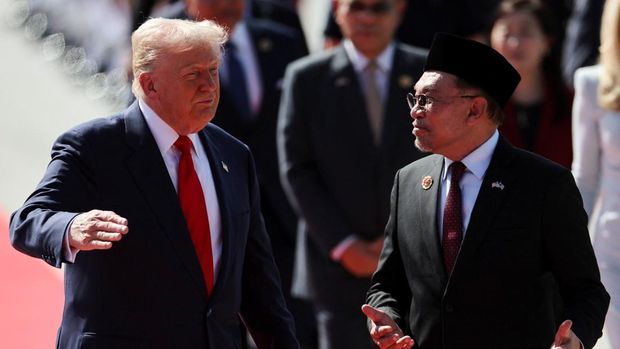 U.S. President Donald Trump talks with Malaysia Prime Minister Anwar Ibrahim as he arrives at Kuala Lumpur International Airport to attend the 47th Association of Southeast Asian Nations (ASEAN) Summit, in Kuala Lumpur, Malaysia October 26, 2025. REUTERS/Hasnoor Hussain/Pool