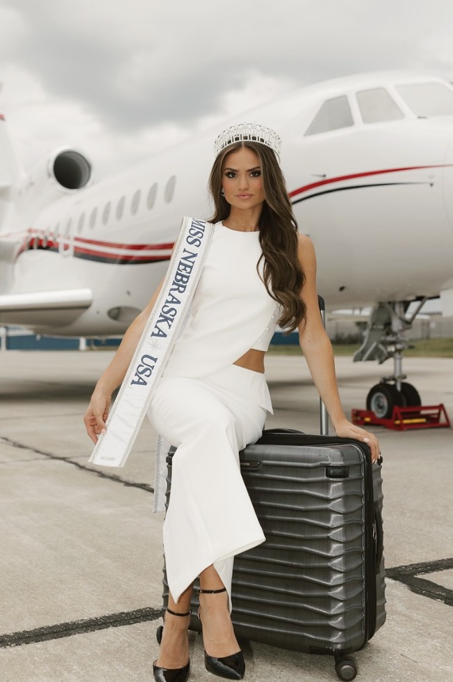 Meski begitu, malam penobatannya diwarnai dengan drama. Miss USA 2024 Alma Cooper menyatakan untuk tidak hadir dalam acara puncak tersebut.  Padahal Alma memiliki peran penting. Sudah menjadi tradisi dari tahun ke tahun Miss USA selalu melibatkan pemenang sebelumnya untuk menyerahkan mahkota kepada penerusnya. Foto: dok. Instagram @audreyeckert_