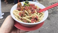 Bakmi di sini tipe mie karet yang bisa habis hingga 30-35 kg. Bakmi spesial dilengkapi topping babi merah, babi kriuk, telur puyuh, hingga bakso goreng. Harganya sekitar Rp 65 ribu. Foto: Leonardo dosduo/Google Image