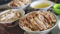Bakmi ayam rebus jadi menu andalan di Bakmi Asui. Tipenya merupakan bakmi karet dengan ukuran lebih tebal dan tekstur yang lebih kenyal. Foto: esa pavlichenko/Google Image