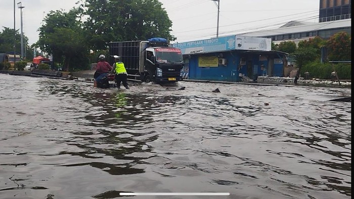 Banjir Jalan Kaligawe Semarang Jalan Kaligawe Semarang masih terendam pagi ini, Minggu (26/10/2025).