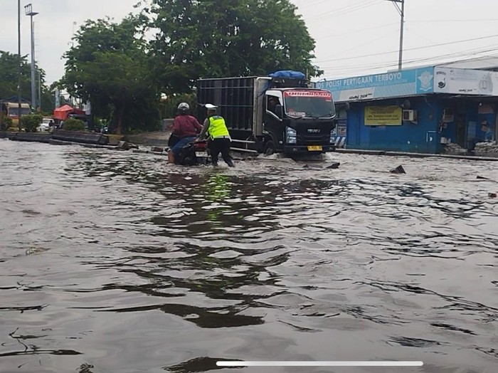 Banjir Jalan Kaligawe Semarang Jalan Kaligawe Semarang masih terendam pagi ini, Minggu (26/10/2025).
