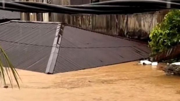 Banjir Tolitoli Banjir terjadi di Kabupaten Tolitoli, Sulawesi Tengah (Sulteng) usai hujan deras hingga Sungai Lembe meluap. Ketinggian air mencapai atap rumah warga.