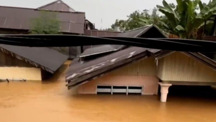 Banjir Tolitoli Banjir terjadi di Kabupaten Tolitoli, Sulawesi Tengah (Sulteng) usai hujan deras hingga Sungai Lembe meluap.