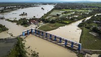 Foto udara kondisi Bendungan Wilalung. Meningkatnya debit air disebabkan oleh tingginya intensitas curah hujan yang terjadi selama beberapa hari terakhir. Foto: ANTARA FOTO/Aprillio Akbar
