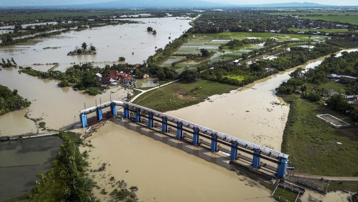 Bendung Wilalung Kudus Berstatus Awas, Hujan Deras Picu Peningkatan Debit Air Foto udara kondisi Bendungan Wilalung di Kalirejo, Kudus, Jawa Tengah, Minggu (26/10/2025). Operator Pemeliharaan (OP) Bendung Wilalung BBWS Pemali Juana menjelaskan bahwa Bendung Wilalung saat ini berstatus awas akibat peningkatan debit air yang signifikan sejak Kamis (23/10), dengan debit air tertinggi tercatat mencapai 800 meter kubik per detik sehingga telah melebihi ambang batas dalam standar operasional prosedur yang disebabkan oleh tingginya intensitas curah hujan yang terjadi selama beberapa hari terakhir. ANTARA FOTO/Aprillio Akbar/bar