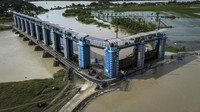 Foto udara kondisi Bendungan Wilalung di Kalirejo, Kudus, Jawa Tengah, Minggu (26/10/2025). Operator Pemeliharaan (OP) Bendung Wilalung BBWS Pemali Juana menjelaskan bahwa Bendung Wilalung saat ini berstatus awas akibat peningkatan debit air yang signifikan sejak Kamis (23/10). Foto: ANTARA FOTO/Aprillio Akbar