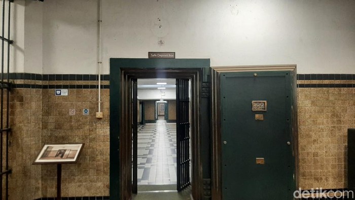 Berada di lantai dasar Museum Bank Mandiri, ruang Safe Deposit Box memberi kesan kerahasiaan yang mendalam. Berada di lantai dasar Museum Bank Mandiri, ruang Safe Deposit Box memberi kesan kerahasiaan yang mendalam.