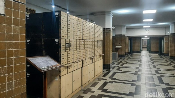 Berada di lantai dasar Museum Bank Mandiri, ruang Safe Deposit Box memberi kesan kerahasiaan yang mendalam. Berada di lantai dasar Museum Bank Mandiri, ruang Safe Deposit Box memberi kesan kerahasiaan yang mendalam.