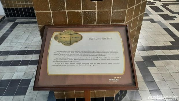 Berada di lantai dasar Museum Bank Mandiri, ruang Safe Deposit Box memberi kesan kerahasiaan yang mendalam. Berada di lantai dasar Museum Bank Mandiri, ruang Safe Deposit Box memberi kesan kerahasiaan yang mendalam.