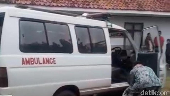 Beredar di medsos seorang sopir ambulans meninggal dunia sesaat setelah mengantar jenazah di Panjalu Ciamis. Beredar di medsos seorang sopir ambulans meninggal dunia sesaat setelah mengantar jenazah di Panjalu Ciamis.