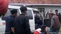 Viral Sopir Ambulans di Ciamis Meninggal Saat Antar Jenazah ke Rumah Duka Viral Sopir Ambulans di Ciamis Meninggal Saat Antar Jenazah ke Rumah Duka