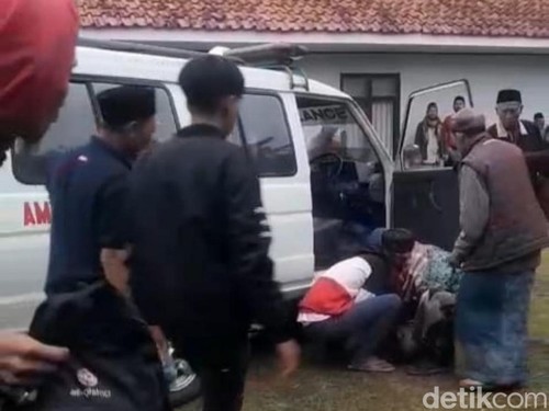 Beredar di medsos seorang sopir ambulans meninggal dunia sesaat setelah mengantar jenazah di Panjalu Ciamis.