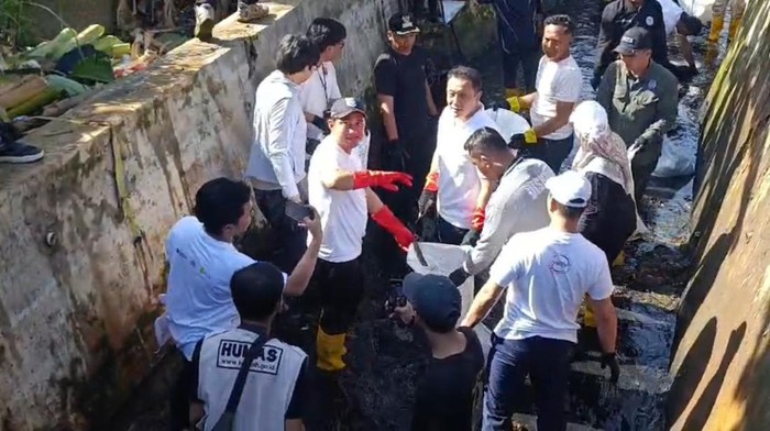 Bersih-bersih sungai di Depok (Devi/detikcom)