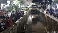 Proses pencarian pun menjadi tontonan warga sekitar. Petugas kepolisian, SAR, dan TNI bersiaga di lokasi pencarian.