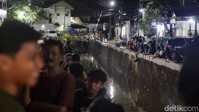 Petugas BPBD Tangsel menyisir aliran kanal di perumahan Pamulang Indah, Tangsel, Minggu (26/10/2025). Seorang bocah berinisial A dilaporkan hanyut terseret arus.