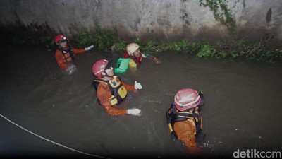Bocah Terseret Arus Kanal Pamulang, Petugas Gabungan Gencarkan Pencarian