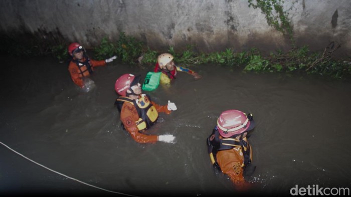 Bocah Terseret Arus Kanal Pamulang, Petugas Gabungan Gencarkan Pencarian Petugas BPBD Tangsel menyisir aliran kanal di perumahan Pamulang Indah, Tangsel, Minggu (26/10/2025). Seorang bocah berinisial A dilaporkan hanyut terseret arus.