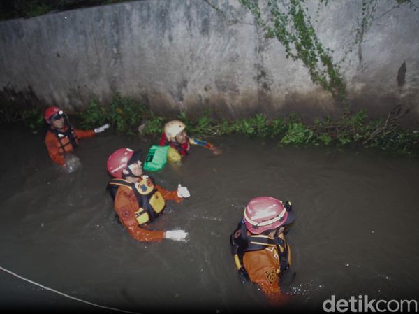 Bocah Terseret Arus Kanal Pamulang, Petugas Gabungan Gencarkan Pencarian